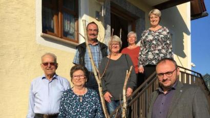 Bild: fjo
Zum 85. Geburtstag gratulieren Betty Schmidl (Zweite von links) der Vorstand von OWV und katholischem Frauenbund (hinten) gemeinsam mit Bürgermeister Markus Bauriedl (rechts).