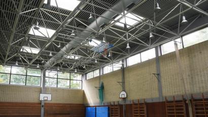 Bild: Gabi Schönberger
Die Turnhalle des Gymnasiums Neustadt/WN ist schwer in die Jahre gekommen. Nun stellt sich die Frage, ob Schüler und Vereine eine neue Sportstätte bekommen oder nur eine sanierte.