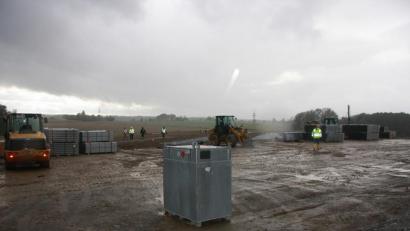 Bild: wro
Erste Vorarbeiten laufen bei Schönhaid. Hier entsteht die Freiflächen-Photovoltaikanlage „Schönhaid-Ost“.