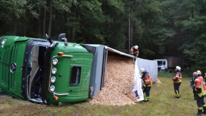 Bild: jr
Die Hackschnitzel mussten zunächst entladen werden, ehe der Lastwagen geborgen werden konnte.