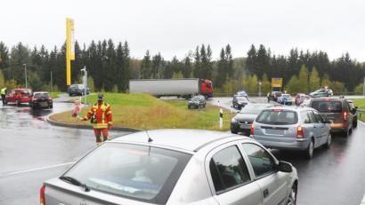 Bild: Gabi Schönberger
Eine Tankstelle in Neustadt/WN hat am Mittwoch Sprit verschenkt. Es bildete sich ein Stau.