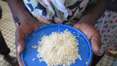 Archivbild: Kate Bartlett/dpa
Einen Telle m it wenig Reis - mehr hat diese Frau in Beira in Mosambik nicht. Das Welternährungsprogramm (WFP) hilft Menschen in Notlagen, wie dieser Frau.nach dem Zyklon "Idai" im vergangenen Jahr.