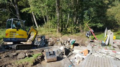 Bild: gi
Mit Nachdruck arbeitet die Firma Schmidt derzeit am „Gesundheitszentrum“ bei der Kneippanlage im Kurpark Moosbach. Man will die Arbeiten in diesem Bereich noch heuer abschließen.