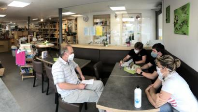 Bild: exb
Der Dorfladen in Schwarzenbach könnte durchaus als Vorbild dienen, findet Bürgermeisterin Marion Höcht. Im Zuge der Planungen hat sich eine Delegation der Gemeinde und des Büros Steinwald-Design in Schwarzenbach über die Anforderungen der Kunden und die Abläufe informiert.