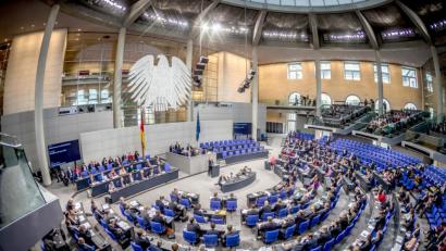 Bild: Michael Kappeler/dpa
Die Zahl der Abgeordneten im Bundestag drüfte erst nach der übernächsten Bundestagswahl sinken.