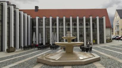 Archivbild: tr
Den Brunnen im Pfortenhof der Abtei Waldsassen haben die Freunde des Klosters in Verona gestiftet. Jetzt durfte Fördervereins-Vorsitzende Monika Hohlmeier Hilfe für die Italiener vermitteln.