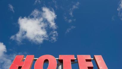 Symbolbild: Stefan Sauer/dpa
Die Bundesländer haben ein Beherbergungsverbot für Urlauber aus inländischen Corona-Risikogebieten beschlossen. Nur ein akuteller negativer Coronatest macht eine Reise möglich. Doch wer zahlt den Test?