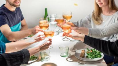 Archivbild: Hauke-Christian Dittrich/dpa
Ein Infektionsgeschehen "unter mehreren Familien, die sich in privatem Umfeld getroffen hatten", hat zu dem starken Anstieg der neuen Coronafälle in Amberg geführt, teilt die Stadt mit.