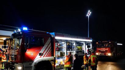 Bild: mde
Mit einem "Blaulichtmeer" empfingen die Aktiven der Kemnather Feuerwehr mit ihren Einsatzfahrzeugen das neue Tanklöschfahrzeug. Im Konvoi ging es dann zum Gerätehaus.