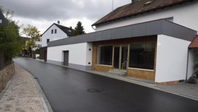 Bild: fz
Mitten in Bechtsrieth soll im ehemaligen Edeka-Laden der Familie Gruber ein Dorfladen mit Cafébereich entstehen.
