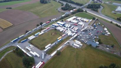 Bild: dob
Auf dem Autohof in Waidhaus kommt es immer wieder zu verheerenden Zuständen. Ebenso auf der Staatsstraße, die dadurch betroffen ist.