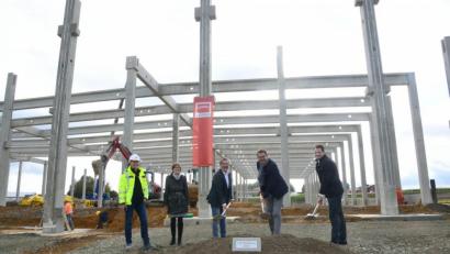 Bild: bey
Projektleiter Volker Gradl, Köster Bau, stellvertretende Landrätin Margit Kirzinger (von links) schauen den "Grundsteinlegern" Bürgermeister Reiner Gäbl, Martin Pfandzelter (VIB Vermögen AG) und Uli Dippel (Tech Data) zu.