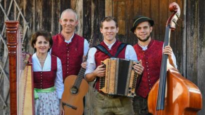Bild: mng
Gertraud, Klaus, Johannes und Leonhard Servi (von links): Das ist die Familienmusik Servi aus Eching, die unterstützt von Markus Tremmel als Moderator und Tenor Sandro Schmalzl das Adventssingen in Pressath gestaltet.