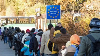 Bild: Sebastian Kahnert
Flüchtlinge überqueren im November 2015 die Grenze von Österreich nach Deutschland.