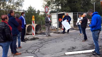 Bild: exb
Seit rund vier Wochen sind die Bauarbeiten an der Pfreimdbrücke in Böhmischbruck zu Gange. Auch der Zustand der Ortsstraße wurde von der SPD Kreistagsfraktion zur Kenntnis genommen. Baudirektor Kederer (zweiter von rechts) erläuterte den Baustand und den weiteren Zeitplan.
