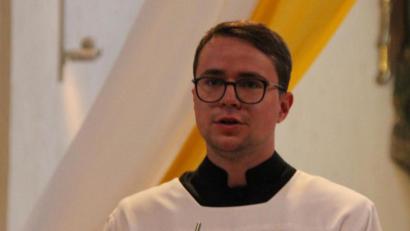 Bild: ads
Bastian Neumann stellte sich als erster Jahrespraktikant in der Pfarrei Hl. Dreifaltigkeit bei den Gottesdiensten vor.