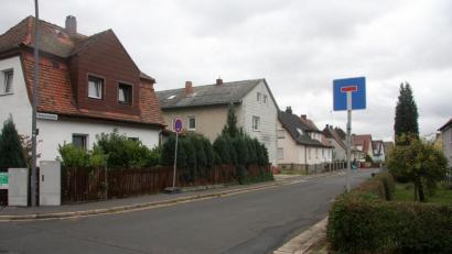 Bild: wro
Behinderungen in der Sommerstraße waren Anlass für einen Ortstermin, dem ein einstimmiger Beschluss im Marktrat folgte. Die Verbotsschilder sind bereits aufgestellt und zeigen Wirkung.