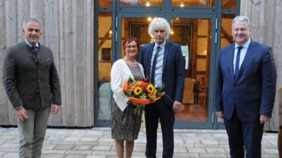 Bild: Christine Hollederer
Wolfgang und Edith Lippert (Mitte) nahmen als Ehrengäste an der Tagung der Landräte in den Hollerhöfen teil. Die Kollegen verabschiedeten den Tirschenreuther Ex-Landrat aus ihrer Runde. Links ist Nachfolger Roland Grillmeier zu sehen, rechts ist der Oberpfälzer Sprecher der Landräte, Richard Reisinger.