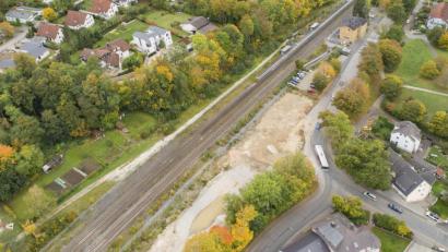 Bild: Thilo Hierstetter
Für die künftige Nutzung des früheren BayWa-Geländes gibt es bis dato vier Planungsvarianten, die am Ende weiteren Parkraum für Pendler bringen, aber vor allem auch dem Linienverkehr und den Radfahrern nutzen sollen.