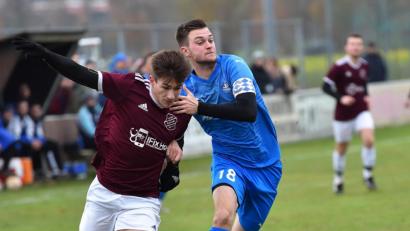 Archivbild: af
Mit einer 0:2-Niederlage bei der SpVgg Schirmitz (Bild) verabschiedete sich der FV Vilseck (rechts Kapitän Frederic Pröls) am 16. November 2019 in die Winterpause –und bestritt seitdem kein Punktspiel in der Bezirksliga Nord.