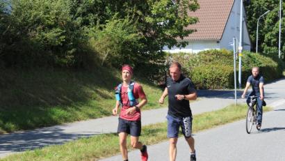 Bild: jma
Manuel Palecki hat es fast geschafft. Nur noch das letzte Stück des Ultramarathons wartet auf den 30-Jährigen. Seine Begleiter lassen ihn dabei nicht allein.