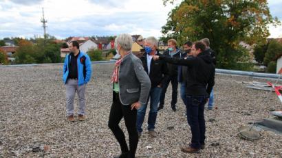 Bild: sne
Die ganz Mutigen des Bauausschusses besteigen auch das Dach der Stadthalle. Architekt Reinhold Krausch zeigt, wo´s lang geht.