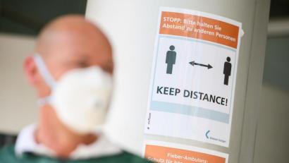 Symbolbild: Sebastian Gollnow/dpa
Maske tragen und Abstand halten: Zwei einfache Maßnahmen, um sich und andere vor dem Coronavirus zu schützen. Bei privaten Zusammenkünften ist beides aber oft kein Thema – mit entsprechenden Folgen.