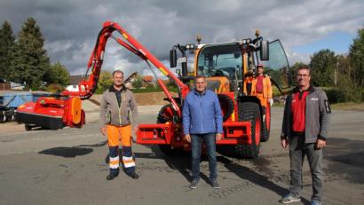 Bild: frd
Der neue Böschungsmäher wird an den Schlepper des Teunzer Bauhofs montiert. Bei der Übergabe freuten sich (vorne, von links) Bauhofleiter Josef Fuchs, Bürgermeister Norbert Eckl und Hans Fleischer (Firma Kompark) über das Gerät.