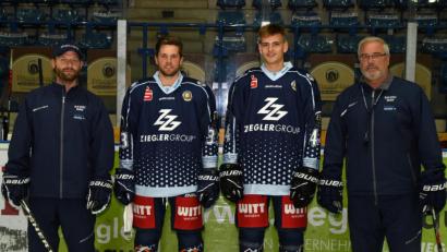Bild: gb
Chefcoach Ken Latta (rechts) und Co-Trainer Florian Zellner (links) mit den beiden DEL-Spielern der Straubing Tigers: Nick Latta (Zweiter von links) und Adrian Klein (Zweiter von rechts) spielen voraussichtlich bis Dezember für die Blue Devils.