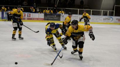 Bild: Andreas Brueckmann
Der Waldkraiburger streckt sich vergeblich, Florian Bocu (rechts), Torschütze zum 4:5, ist schneller am Puck .