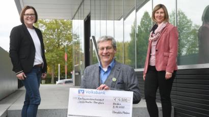 Bild: Gabi Schönberger
Die Medienpartner treffen sich zum lockeren Ideenaustausch. Die geschäftsführende Verlegerin der Oberpfalz-Medien, Viola Vogelsang-Reichl (rechts), und Ilona Stadler haben für LTO-Chef Wolfgang Meidenbauer aber auch eine Spende zur Förderung der Theaterkultur im Gepäck.