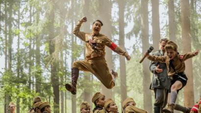 Bild: 20th Century Fox / The Walt Disney Company 
Adolf Hitler als Luftnummer: Eine Nazi-Satire läuft als "Charity Movie" im Autokino in Neuhaus.