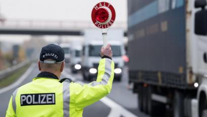 Bild: Soeren Stache/dpa
Die Verkehrspolizei Weiden stellt bei einem türkischen Lastwagenfahrer erhebliche Verstöße fest.