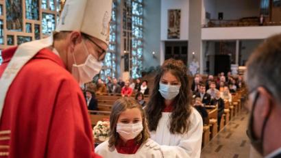 Bild: exb
Bei der Firmung in der Poppenrichter Pfarrkirche (von links): Weihbischof Josef Graf mit Firmling Mia Lentes und Patin Julia Nerb (beide Ministrantinnen).