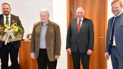 Bild: sche
Feierstunde für ein prominentes Geburtstagskind (von links): Dritter Bürgermeister Christian Drexler, Altbürgermeister und Ehrenbürger Norbert Probst, Zweiter Bürgermeister Franz Weiß und Bürgermeister Alwin Märkl.