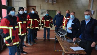 Bild: jr
Eine Standortschulung zum Thema Strahlenschutz führte die Staatliche Feuerwehrschule Regensburg bei der Feuerwehr Mitterteich durch. Reinhard Märkl und Thomas Schäfer (von rechts) leiteten den Auffrischungslehrgang. Mit dabei war unter anderem Kommandant Franz Bauernfeind (Dritter von rechts).