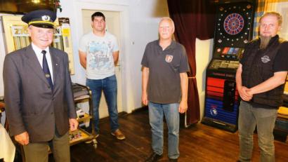 Bild: do
Rollentausch im Führungsbereich der KSK Speinshart. Den bisherigen Zweiten Vorsitzenden Helmut Schmidt (Zweiter on rechts) wählten die Mitglieder zum Chef. Max Wagner (links) macht als Vize weiter. Neu in der Führungsebene ist Schriftführer Gerhard Steger (rechts). Schatzmeister bleibt Wolfgang Meyer Junior (Zweiter von links).