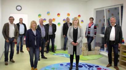 Bild: oe
Die Gemeinderäte sind sich zusammen mit Bürgermeister Anton Peter (hinten, Vierter von links) und Kindergartenleiterin Katharina Reiff 
 (vorn, Zweite von links) einig: In diesem Kindergarten und der Krippe können sich die Kinder wohlfühlen.