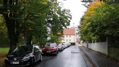 Bild: lnz
Matthias Gradl (Wählergemeinschaft Zukunft Stadt Mitterteich) bemängelte im Stadtrat, dass in der Parkstraße (Bild) und auch in den umliegenden Straßen häufig keine freien Parkplätze zu finden seien.