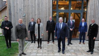 Bild: Christine Hollederer
In den Hollerhöfen im Landkreis Tirschenreuth tagten die Oberpfälzer Landräte (von links): Landrat Thomas Ebeling (Schwandorf), Landrat Roland Grillmeier (Tirschenreuth), Johann Keller (Bayerischer Landkreistag), Landrätin Tanja Schweiger (Regensburg), Landrat Franz Löffler (Cham), Landrat Richard Reisinger (Amberg-Sulzbach), Winfried Brechmann (Bayerisches Staatsministerium für Gesundheit und Pflege), Landrat Willibald Gailler (Neumarkt) und Regierungspräsident Axel Bartelt.
 