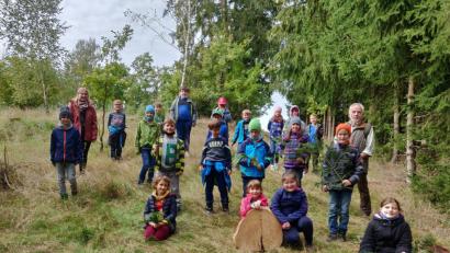 Bild: exb
Zusammen mit Förster Wolfgang Bartsch (hinten, rechts) ging es für die Dritt- und Viertklässler der Grundschule Niedermurach zu einer Exkursion in den Wald.