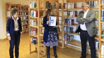 Bild: Kurt F.Stangl/exb
Irmi Sittl vom Bücherei-Team, die Bibliothekarin der Diözesanstelle in Regensburg, Christina Schnödt und Bürgermeister Richard Tischler (von links) verlosten die Leseclub-Preise.