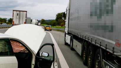 Bild: Clemens Hösamer
Rund 30000 Euro Schaden entstanden am Freitag bei einem Unfall auf der A 93 bei Nabburg. Verletzt wurde niemand.