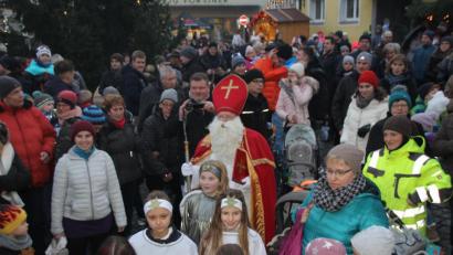 Archivbild: frd
Der Einzug von Sankt Nikolaus und seinen Engeln auf dem Marktplatz markierte in den vergangenen Jahren stets den Höhepunkt beim Oberviechtacher Christkindlmarkt. Heuer jedoch zwingt Corona zur Absage der Veranstaltung.