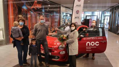 Bild: Kunz
Jürgen Wurm (Vierter von links) ist stolzer Gewinner eines nagelneuen Fiat 500 C Cabrio in der Sportausführung. Die Schlüssel überreicht Center-Managerin Reinhild Holthaus mit (rechts) Christian Nickl vom Mitsponsor, Autohaus MGS.