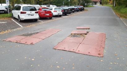 Bild: rti
Die Park-Rampe am Großparkplatz in Tirschenreuth soll Autofahrer dazu bringen, langsamer zu fahren. Aufgrund des Baustellenverkehrs an dieser Stelle brechen die Platten auseinander.
