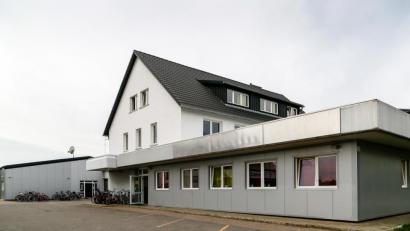 Bild: Hösamer
Bewohner der Gemeinschaftsunterkunft für Asylbewerber an der Egelseer Straße in Schwandorf haben sich mit Corona infiziert. Die Quarantäne stellt hier eine besondere Herausforderung dar.