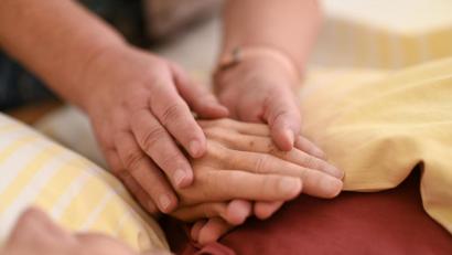 Symbolbild: Felix Kästle/dpa
Sterbenden die Hand halten: Solange das Coronavirus grassiert ist das nicht immer möglich. Aber gerade in kontaktarmen Zeiten steigt die Nachfrage bei ehrenamtlichen Begleitern. Am Welthospiztag (10. Oktober) legen sie auch den Finger auf wunde Punkte.