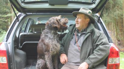 Bild: pi
Geschafft: Die Deutsch Drahthaar-Dame "Ondra vom Grafenwald" von Josef Wittmann aus Brünst zeigte in der Brauchbarkeitsprüfung für Jagdhunde mit einer tadellosen Leistung, dass sich der Jäger auf sie verlassen kann. Den beiden ist die Freude ins Gesicht geschrieben.