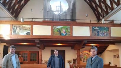 Bild: gi
Drei Bilder verschönern jetzt die Filialkirche Tröbes. Richard Reger aus Böhmischbruck (rechts) war der Künstler. Darüber freuen sich Kirchenpfleger Bernhard Rom und Pfarrer Udo Klösel (von links).